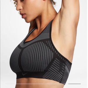 Nike FE/NOM Flyknit sports bra